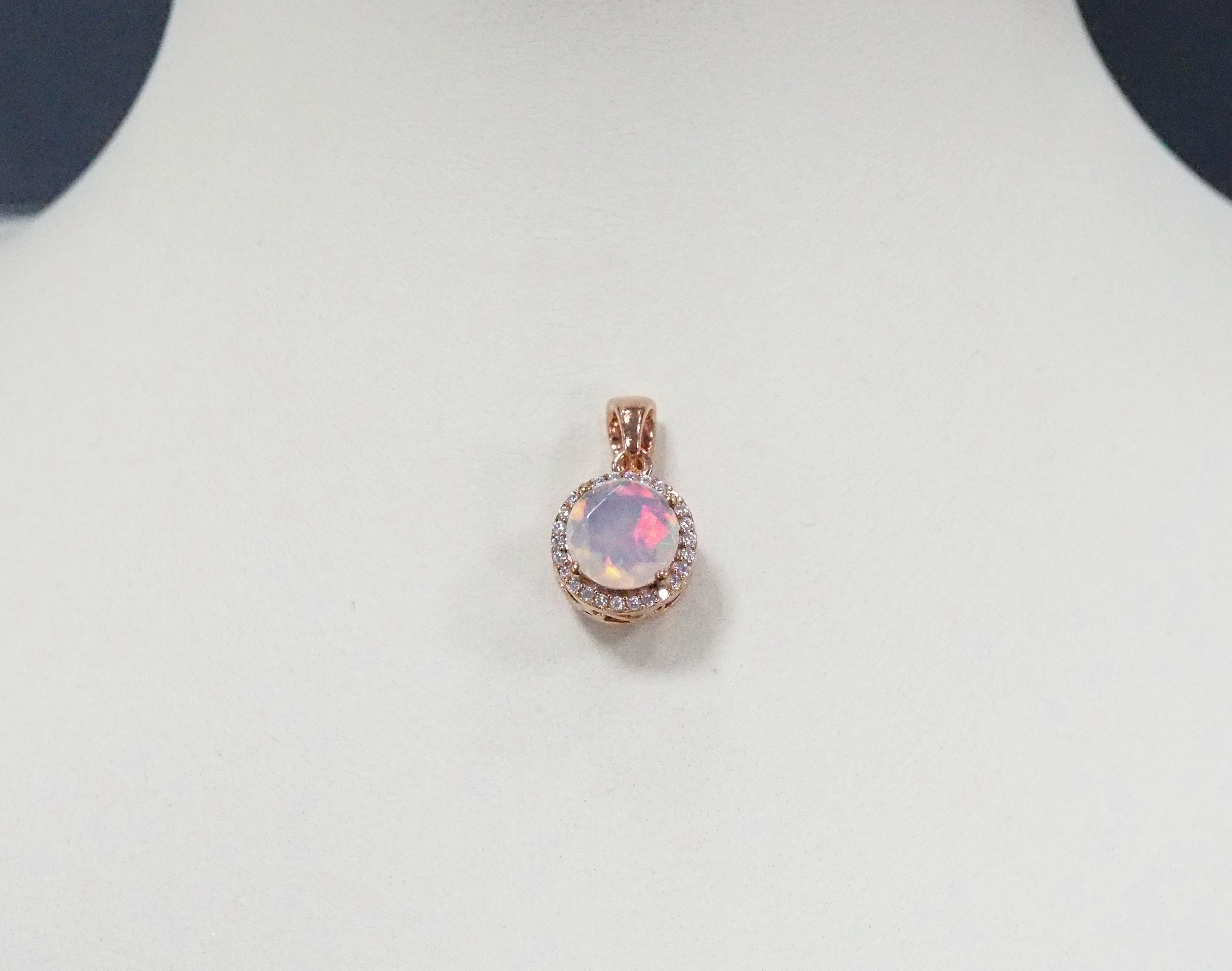 Серебряная подвеска 925 пробы; вставки 1 Рубин 2,9 ct F/2; 1 Опал 1,1 ct; Россыпь Циркон бесцв. 0,35